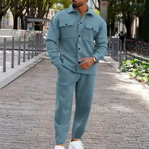 Lässiger Herren Zweiteiler aus Wildlederimitat mit langärmeliger Jacke und Hose