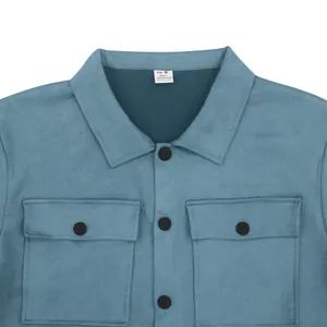 Nahaufnahme einer blauen Wildlederimitat-Jacke mit Kragen, Knöpfen und Taschen