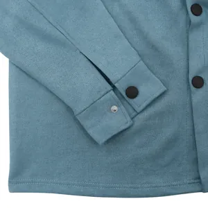Detailaufnahme einer blauen Wildlederjacke mit Manschetten und vorderer Knopfleiste