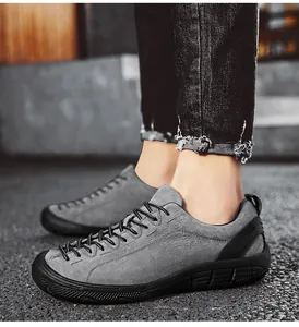 Modellansicht grauer Wildleder-Wanderschuhe mit stilvollem Design und robuster Sohle