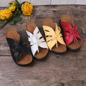 Modische Damen Keilsandalen mit Schleifen-Dekor in vier verschiedenen klassischen Farben.