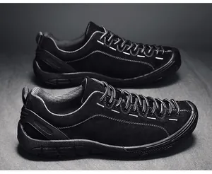 Detailansicht der schwarzen Wander- und Trekkingschuhe für Herren mit weißen Ziernähten.