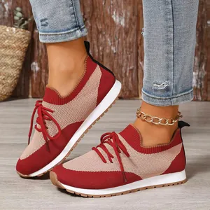 Dettaglio delle sneakers in maglia color-block da donna con lacci rossi