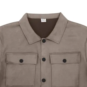 Nahaufnahme einer braunen Herren-Wildlederjacke mit Kragen, Knöpfen und Brusttaschen.