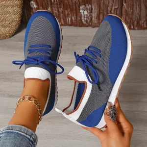 Vista dettagliata delle sneaker in maglia traspirante da donna con trama bicolore blu e grigio
