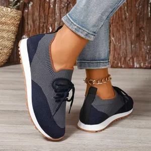 Sneaker casual da donna in mesh color-block con design sportivo stringato e suole bianche