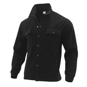 Vue de face d'une veste en polaire noire pour homme avec poches boutonnées et poignets côtelés.