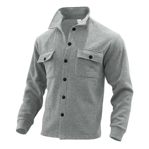 Vue rapprochée d'une veste d'hiver grise pour hommes avec polaire et boutons