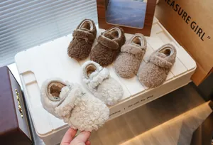 Vue détaillée de chaussures en peluche doublées pour enfants en tons de terre