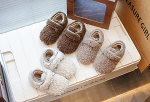 Détail montrant plusieurs couleurs de chaussures en peluche chaude pour tout-petits