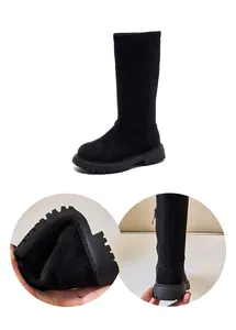 Detailansicht der flexiblen Sohle und des Fersendesigns schwarzer Mädchenstiefel.