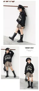 Schicke schwarze Schnürstiefel für Mädchen in einem stilvollen englischen Mode-Look