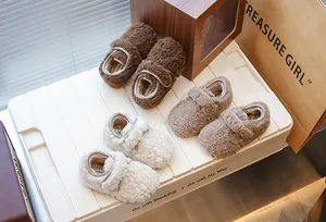 Chaussons en peluche doux et chauds pour tout-petits disponibles en blanc, beige et marron
