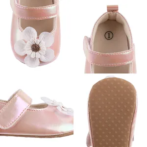 Rosa schillernde Baby-Lauflernschuhe mit weißem Blumendetail, Ansicht aus mehreren Winkeln