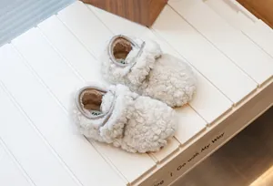 Chaussures en peluche crème pour enfants avec doublure polaire douce et velcro