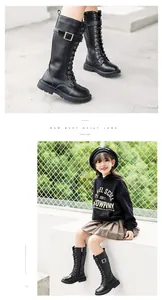 Detailaufnahme der schwarzen britischen Schnürstiefel für Mädchen an einem asiatischen Model