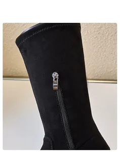 Nahaufnahme schwarzer Mädchenstiefel aus Wildleder mit seitlichem Reißverschluss und Futter