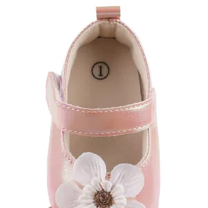Nahaufnahme von rosa Baby-Prinzessinenschuh mit weißer Blume und Klettverschluss