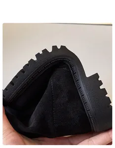 Detailansicht der flexiblen Gummisohle und des warmen Plüschfutters schwarzer Mädchenstiefel.