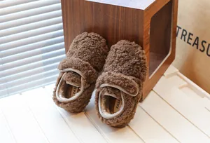 Vue détaillée de chaussures bébé en sherpa marron avec une doublure polaire chaude