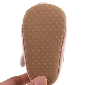 Detaillierte Nahaufnahme der rutschfesten Noppensohle an rosa Baby-Prinzessin-Laufschuhen