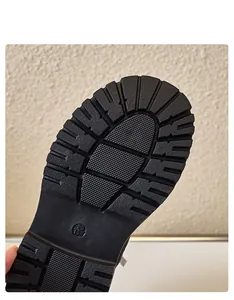 Detailaufnahme der rutschfesten Gummisohle für schwarze Winter-Martin-Stiefel für Mädchen