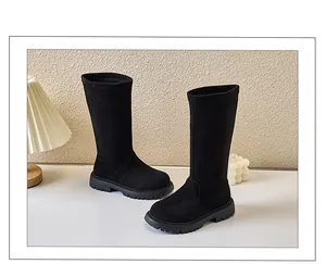 Detailansicht der schwarzen Wildleder-Stiefel für Mädchen mit warmem Futter und dicker Sohle