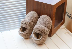 Gros plan sur des chaussures d'hiver confortables en fausse fourrure marron pour enfants