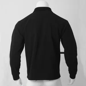 Detaillierte Rückansicht einer schmal geschnittenen, schwarzen Fleece-Polo-Winterjacke für Herren