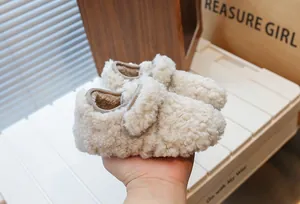 Chaussures en polaire crème chaudes pour tout-petits avec texture douce et velcro