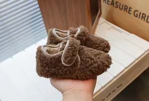 Vue détaillée de chaussures d'hiver en peluche marron pour enfants doublées de polaire