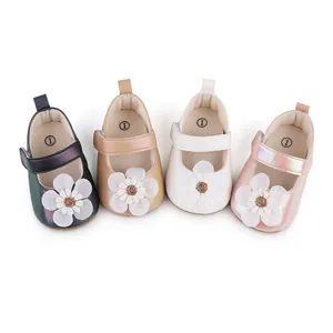 Süße Baby-Lauflernschuhe mit weicher Sohle und Blumen-Applikation in vier Farben für Kleinkinder