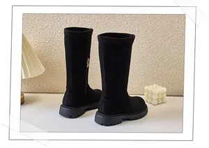 Detailansicht der schwarzen Wildleder-Halbstiefel für Mädchen mit Reißverschluss