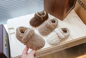 Détail montrant la texture et les couleurs des chaussures d'hiver fourrées pour enfants