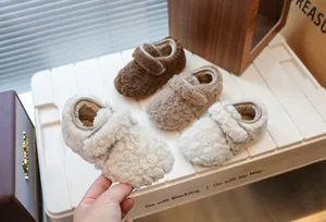 Détail de chaussures d'hiver en peluche pour tout-petits en trois couleurs avec doublure