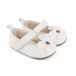 Detailansicht weißer Baby-Mary-Jane-Schuhe mit weicher Stoffblumenverzierung und Riemen.