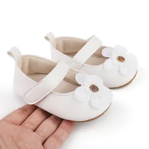 Detailansicht weißer Babyschuhe mit Blumenverzierung für Kleinkinder von 0 bis 1 Jahr.