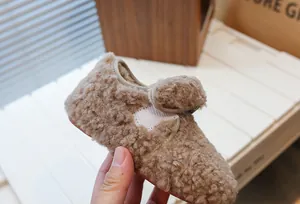 Vue macro détaillée montrant la texture en peluche douce des chaussures d'hiver pour enfants