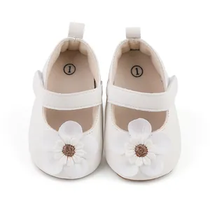 Vorderansicht weißer Baby-Lauflernschuhe mit großen weißen Stoffblumen-Applikationen