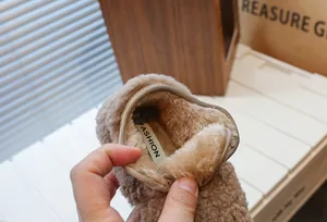 Gros plan montrant la doublure polaire douce et épaisse de mocassins pour enfants