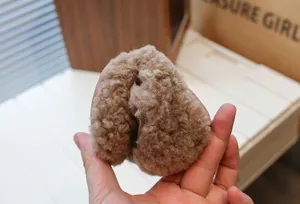 Gros plan sur la doublure en fausse fourrure brune d'une chaussure enfant.