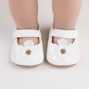 Nahaufnahme weiße Baby-Prinzessin-Schuhe mit großen Stoffblumen auf den Zehen
