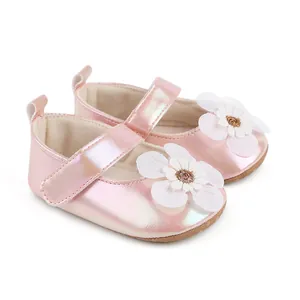 Glänzende rosa Babyschuhe mit weißen Blumen und praktischem Klettverschluss für Babys