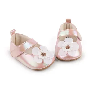 Detailansicht der rosa perlmuttfarbenen Babyschuhe mit einer eleganten weißen Blumenverzierung
