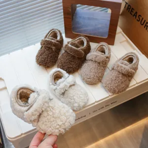 Chaussures fourrées confortables pour tout-petits en tons neutres pour chaleur et style.
