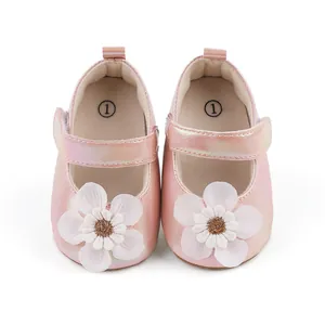 Hochwertige Draufsicht auf rosa Baby-Lauflernschuhe mit einer zarten weißen Blumendekoration