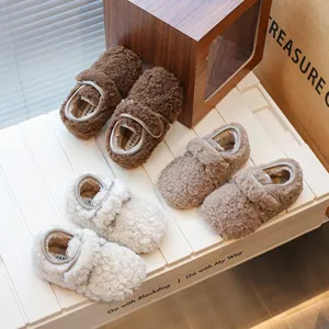 Chaussures d'hiver confortables en sherpa pour enfants en marron et crème avec scratchs