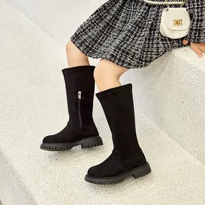 Stylische schwarze Winterstiefel für Mädchen mit Seitenreißverschluss und dicker Sohle.