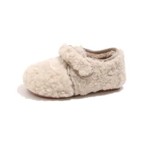 Mocassins en polaire duveteuse blanc cassé pour tout-petits avec sangle velcro réglable