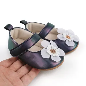 Detailansicht der irisierenden lila Baby-Lauflernschuhe mit dekorativer weißer Stoffblume